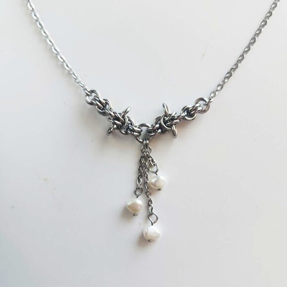 Medieval princess freshwater pearl chainmaille necklace with small silver chain - Picture 10 of 13